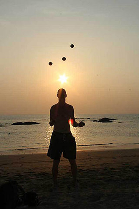 Hughie beach juggle Thailand